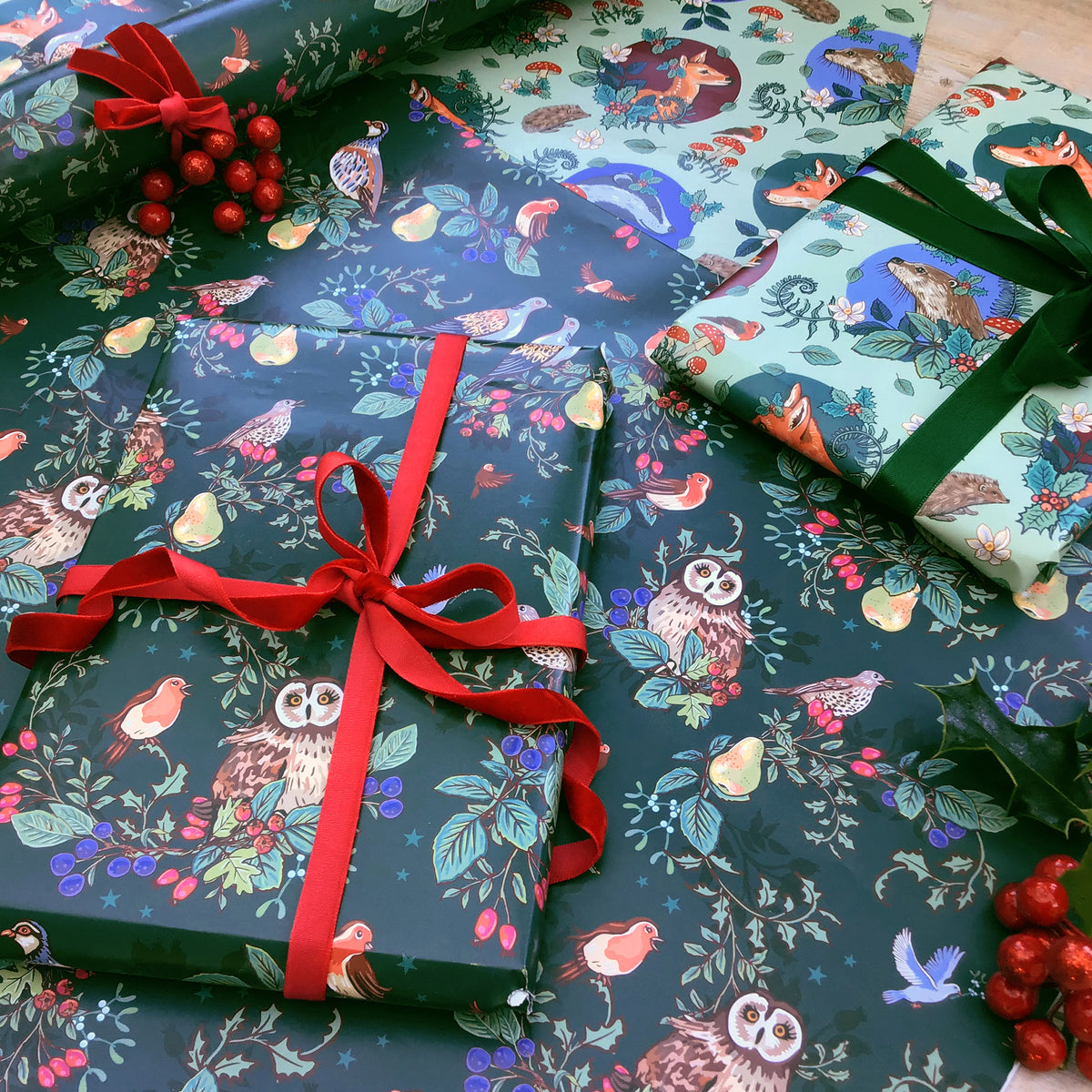 Seasons Tweetings on Dark Green Christmas Gift Wrap Pack of 2
